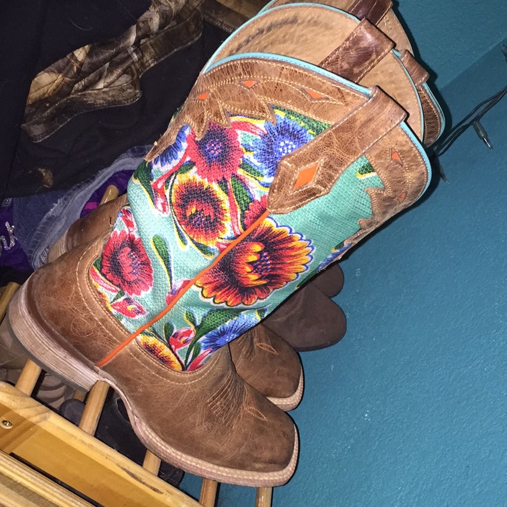 BRAND NEW ARIATS